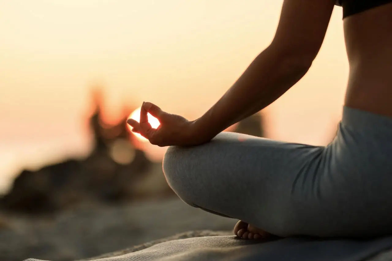 Yoga mattutino sul terrazzo: i benefici prima del caffè Yoga mattutino sul terrazzo: i benefici prima del caffè