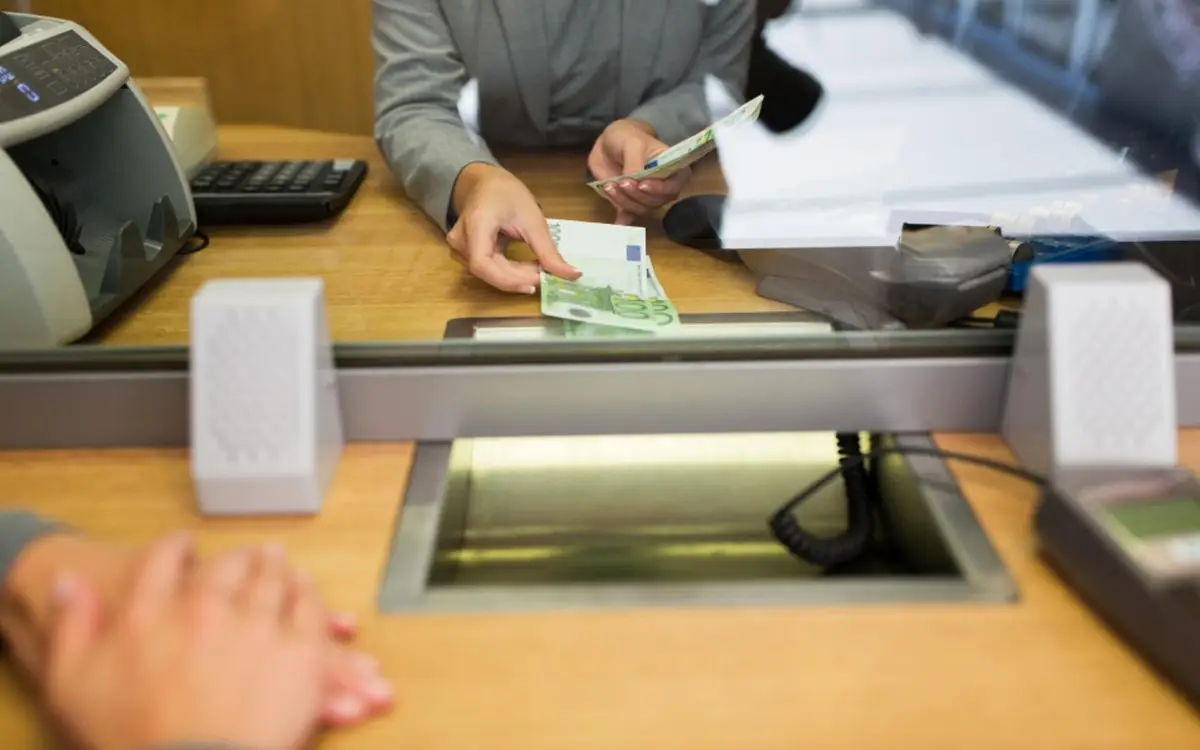 Prelievi in filiale: come sfruttare i nuovi orari senza fare lunghe attese Prelievi in filiale: come sfruttare i nuovi orari senza fare lunghe attese