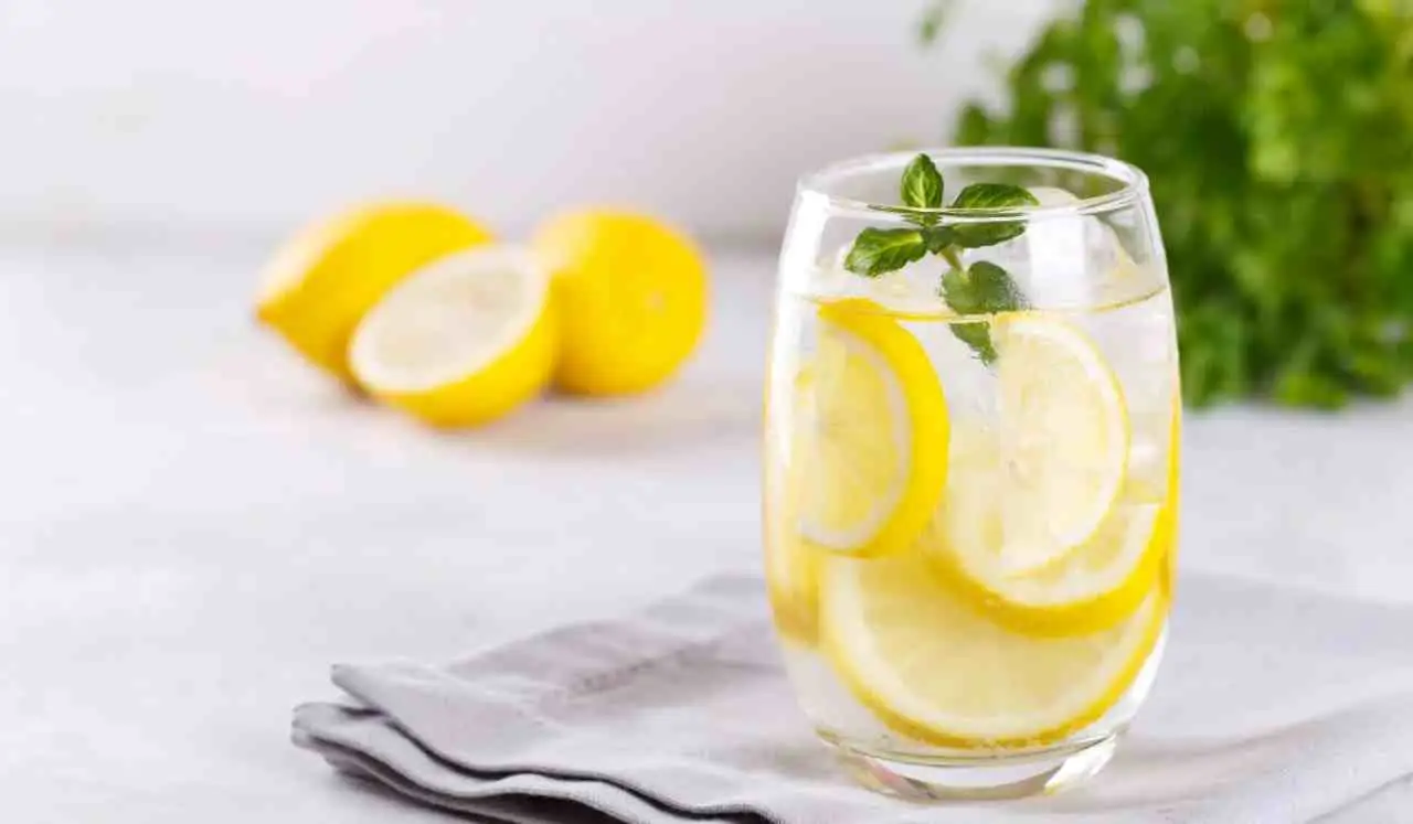 Le proprietà poco conosciute dell’acqua al limone per il fegato sano tutta l’estate Le proprietà poco conosciute dell’acqua al limone per il fegato sano tutta l’estate