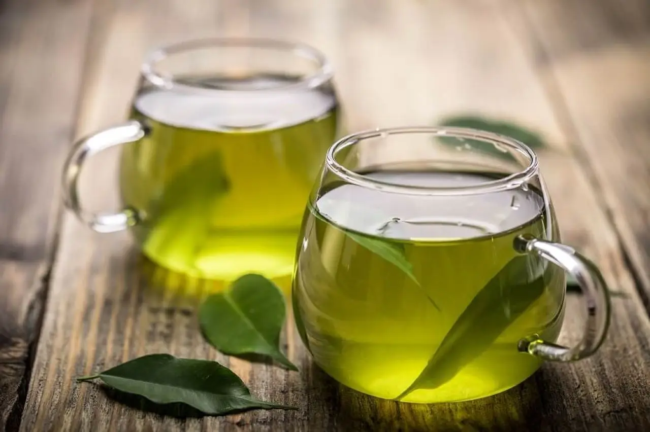 Sfrutta le proprietà del tè verde freddo per sostenere il metabolismo estivo Sfrutta le proprietà del tè verde freddo per sostenere il metabolismo estivo