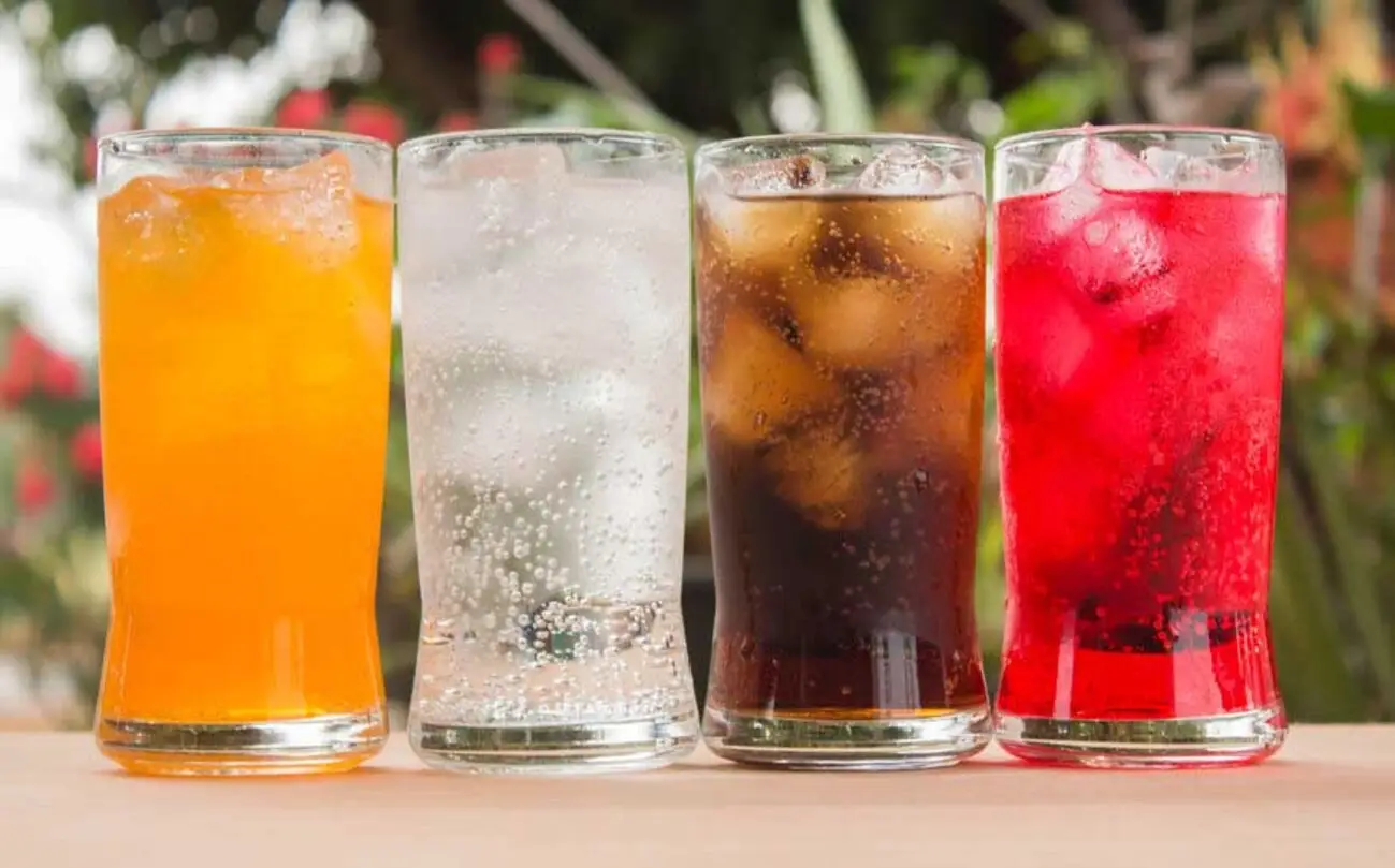 Scegli la bevanda più adatta a reintegrare liquidi e proteggere il fegato subito Scegli la bevanda più adatta a reintegrare liquidi e proteggere il fegato subito