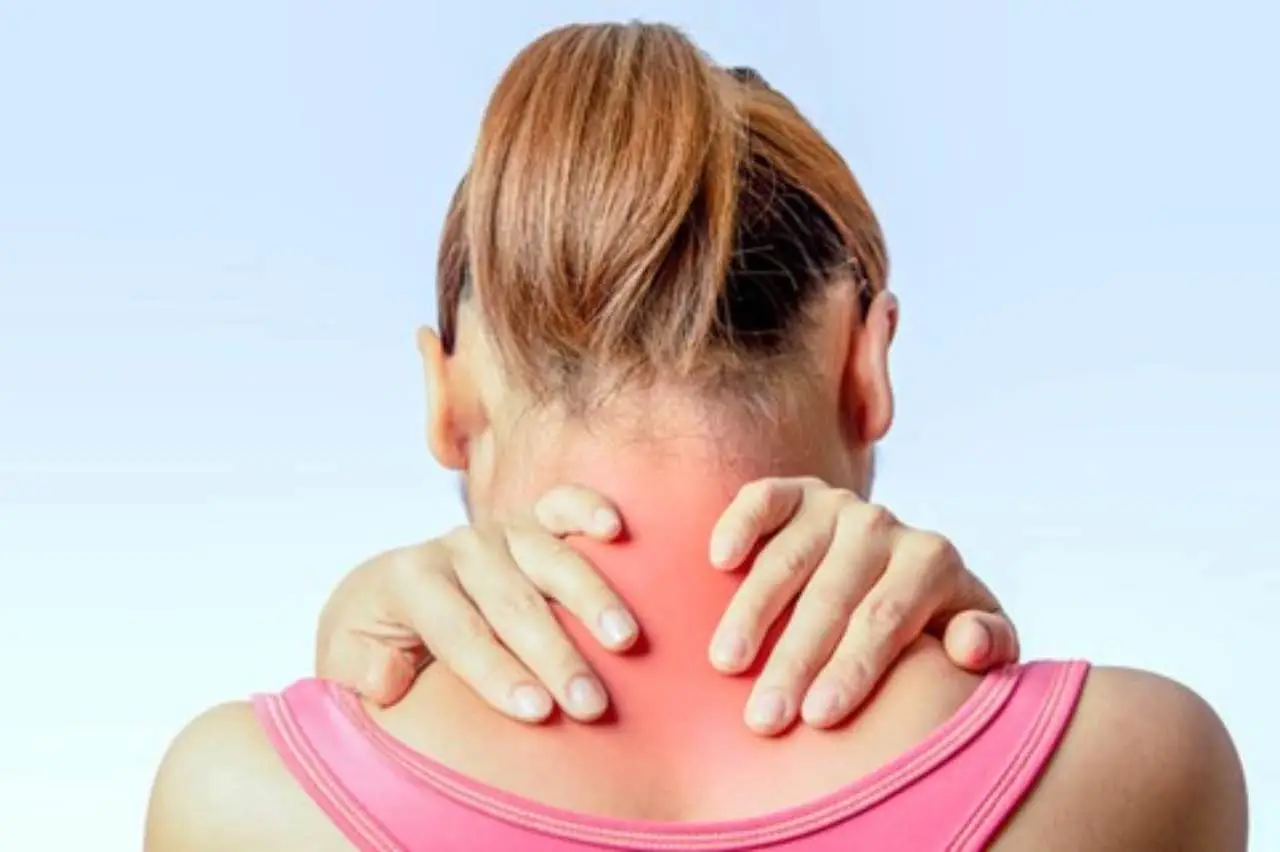 Risolvi rapidamente il dolore cervicale con questo esercizio facile e sicuro da casa Risolvi rapidamente il dolore cervicale con questo esercizio facile e sicuro da casa