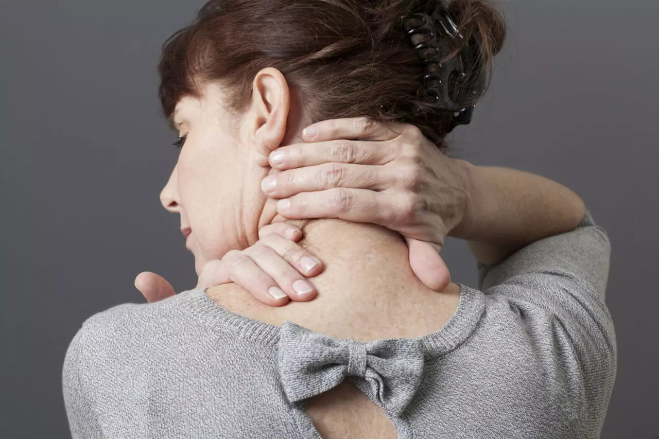 Prova oggi stesso un automassaggio per sciogliere le spalle e favorire il sonno Prova oggi stesso un automassaggio per sciogliere le spalle e favorire il sonno
