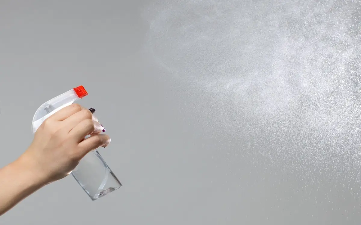 Spray disinfettante fai da te: come realizzarlo in casa e perché è importante per la salute di tutti Spray disinfettante fai da te: come realizzarlo in casa e perché è importante per la salute di tutti