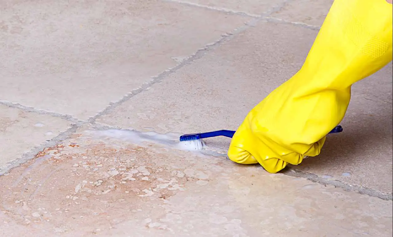 Il trucco per sbiancare le fughe del pavimento senza candeggina Il trucco per sbiancare le fughe del pavimento senza candeggina