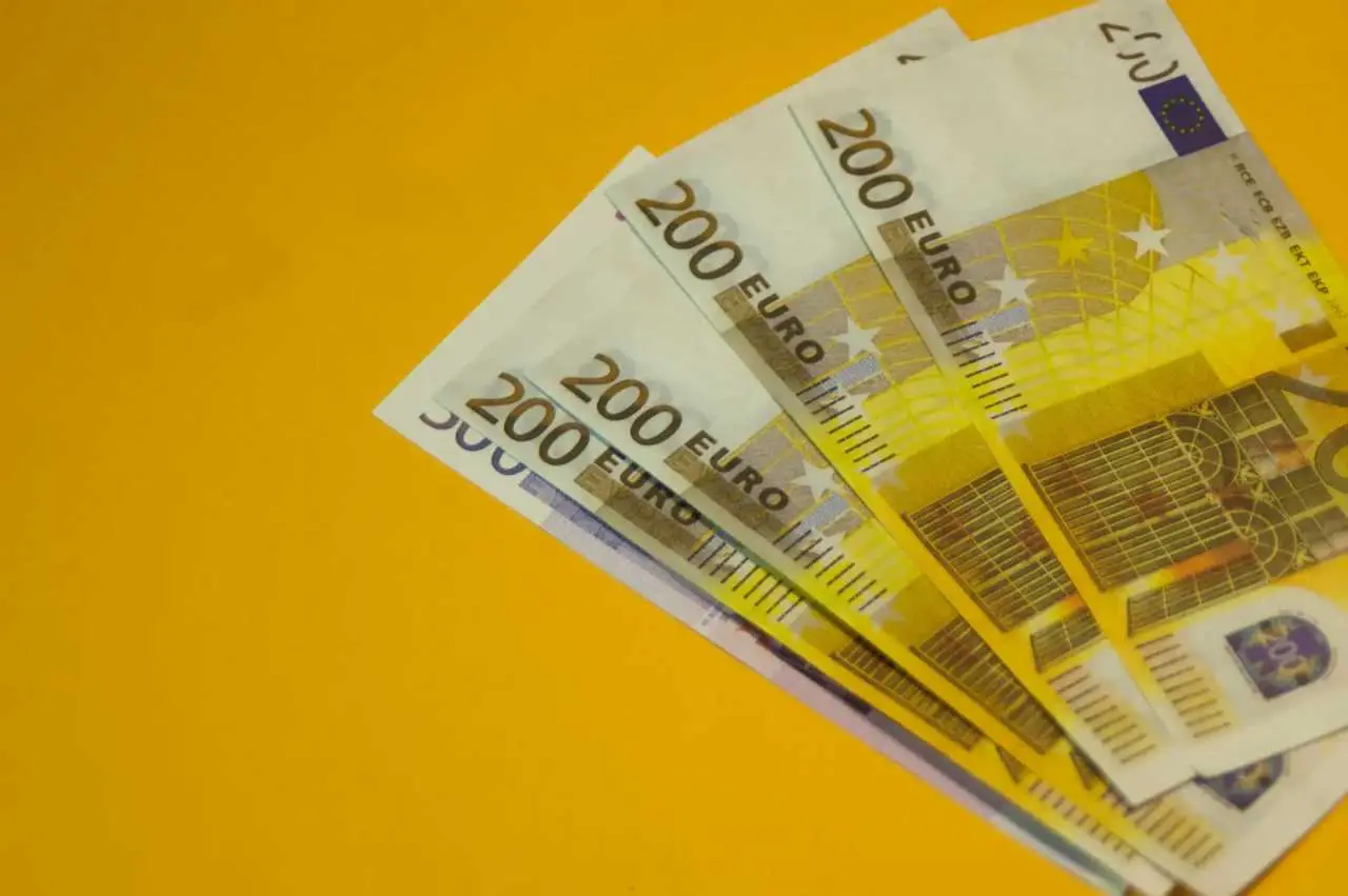 Banconota da 200 euro: quanto è difficile trovarla e quali sono le curiosità nascoste dietro le sue rare apparizioni Banconota da 200 euro: quanto è difficile trovarla e quali sono le curiosità nascoste dietro le sue rare apparizioni