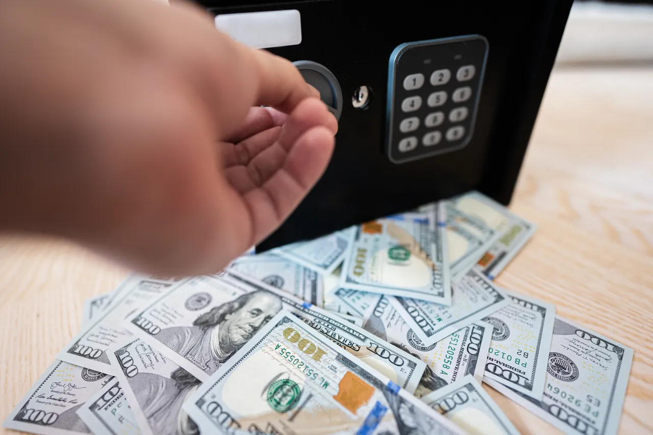 Trucchi dell’esperto per nascondere i contanti in casa: ecco dove tenerli senza rischi Trucchi dell’esperto per nascondere i contanti in casa: ecco dove tenerli senza rischi