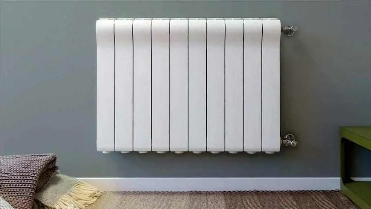 L'errore che fai vicino al termosifone e che spreca metà del calore in casa tua