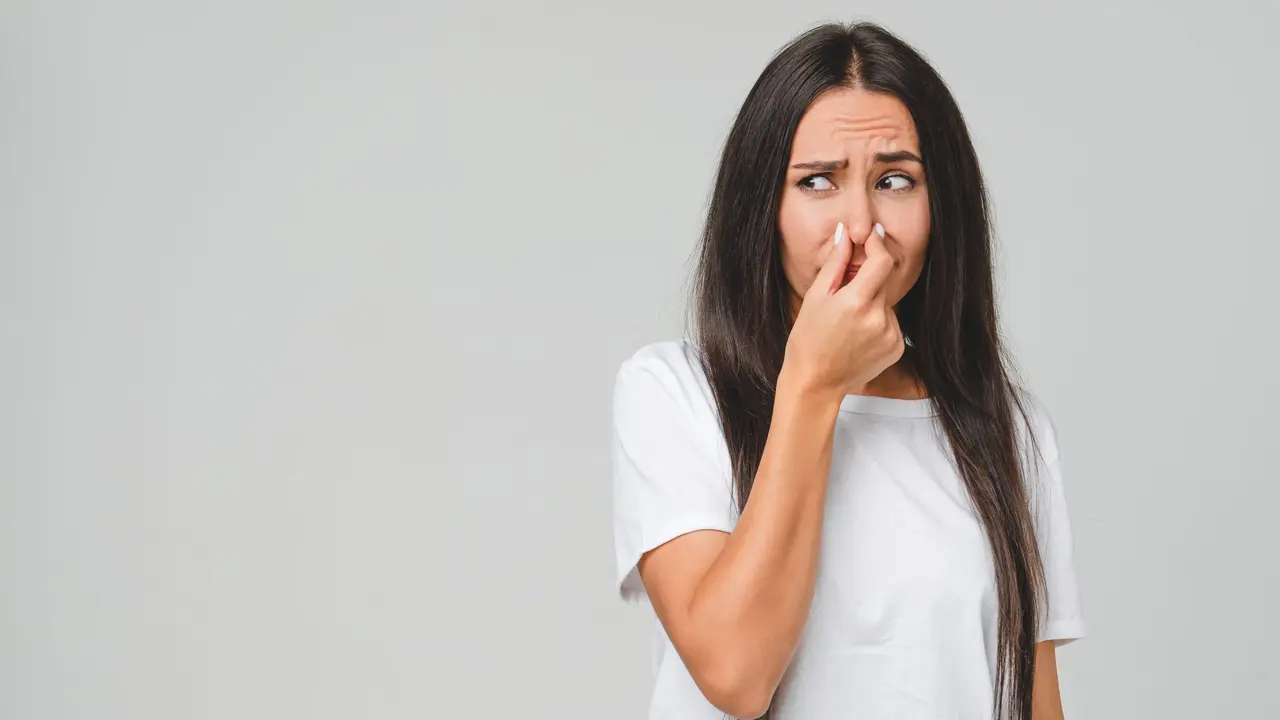 Senti improvvisamente odore di pipì senza motivo? Ecco cosa potrebbe rivelare sulla tua salute