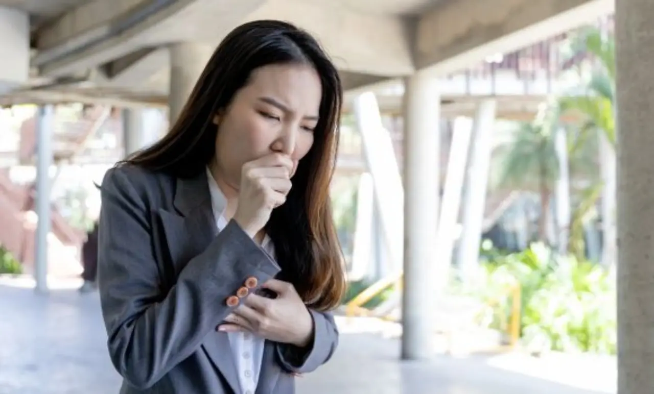 Ti manca il respiro o hai tosse secca? Attenzione a questi sintomi comuni dell'asma allergica