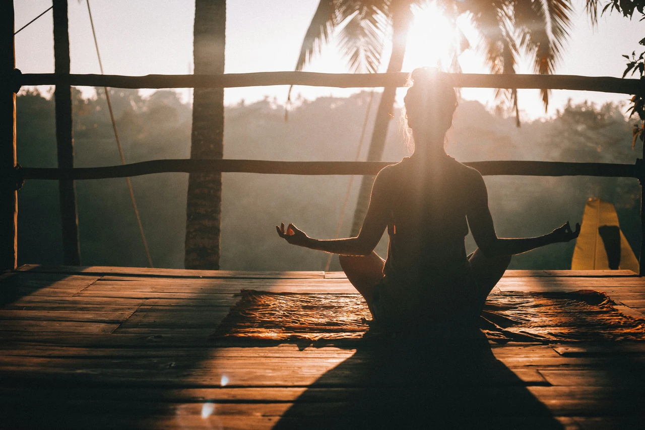 Yoga mattutino sul terrazzo: i benefici prima del caffè Yoga mattutino sul terrazzo: i benefici prima del caffè