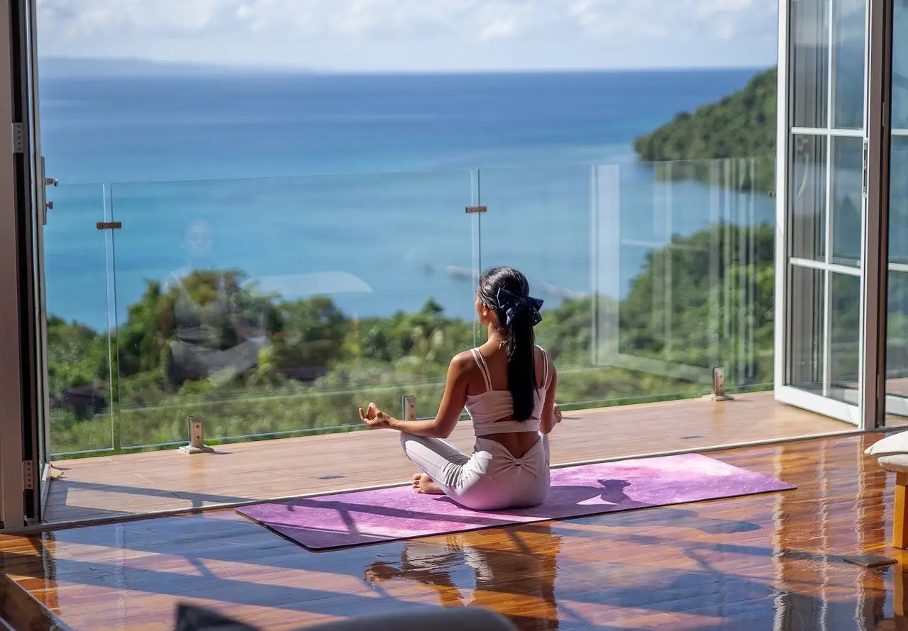 Yoga mattutino sul terrazzo: i benefici prima del caffè Yoga mattutino sul terrazzo: i benefici prima del caffè