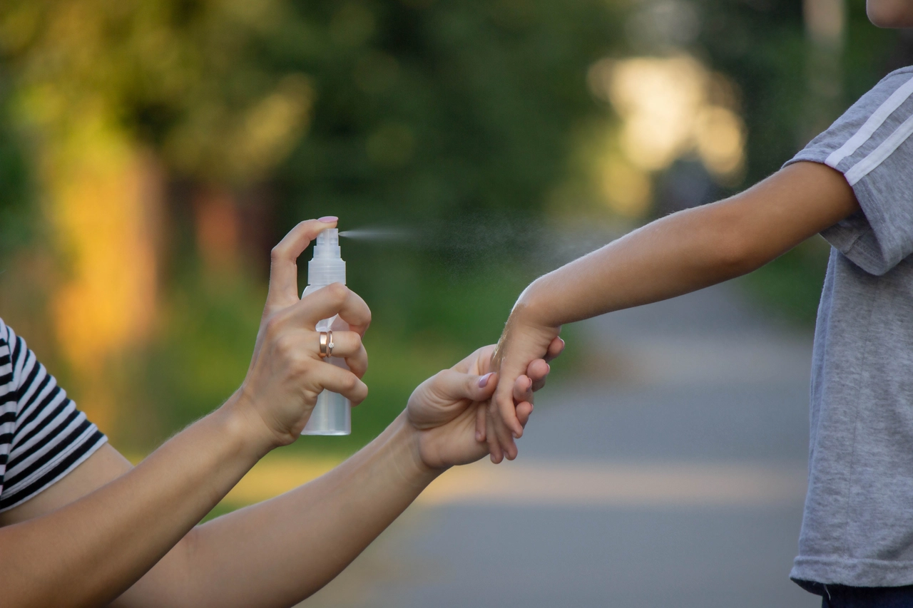 Come preparare un repellente naturale contro zanzare e formiche con soli 2 ingredienti Come preparare un repellente naturale contro zanzare e formiche con soli 2 ingredienti