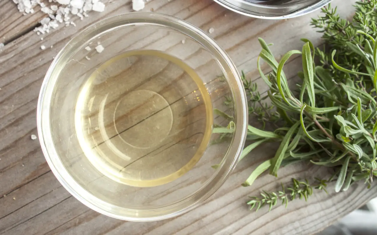 Un barattolo di aceto in cucina: usi insoliti per proteggere il rosmarino dalle infestanti Un barattolo di aceto in cucina: usi insoliti per proteggere il rosmarino dalle infestanti