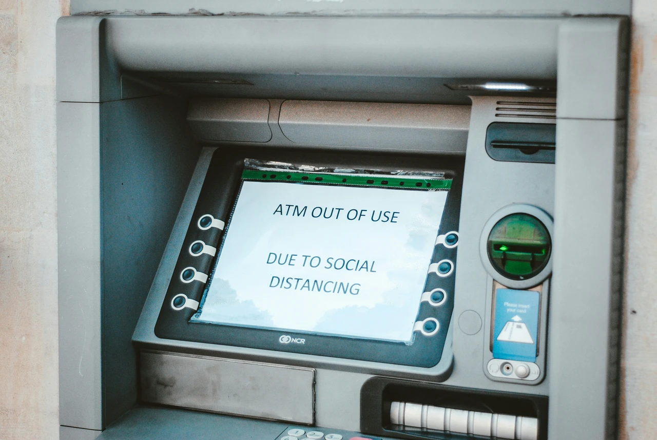 Bancomat e nuove commissioni: come evitare spese extra nei prossimi mesi Bancomat e nuove commissioni: come evitare spese extra nei prossimi mesi